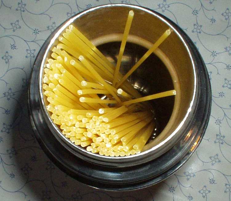 Spaghetti vor dem Kochen